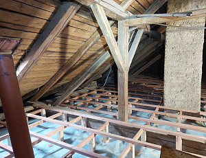 Zateplení stropu rodinného domu pomocí foukané izolace